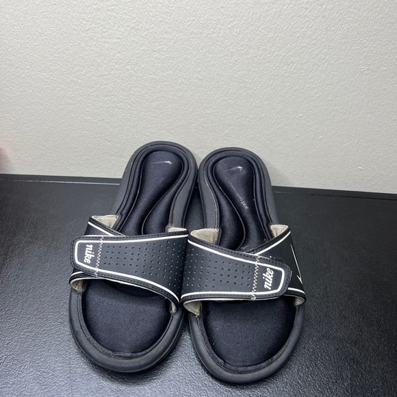 🌹Nike Black Soft Footbed Slip On Sandals Womens 6 Casual Comfort Walking Casual - Picture 2 of 11